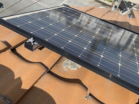 剥がれた漆喰がソーラーパネルに詰まっている。