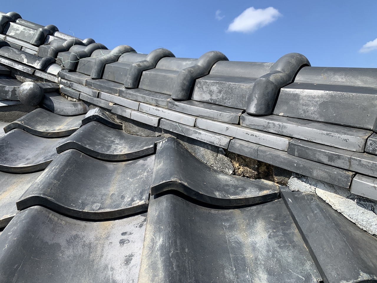 隅棟の面戸漆喰が傷んでいますね。