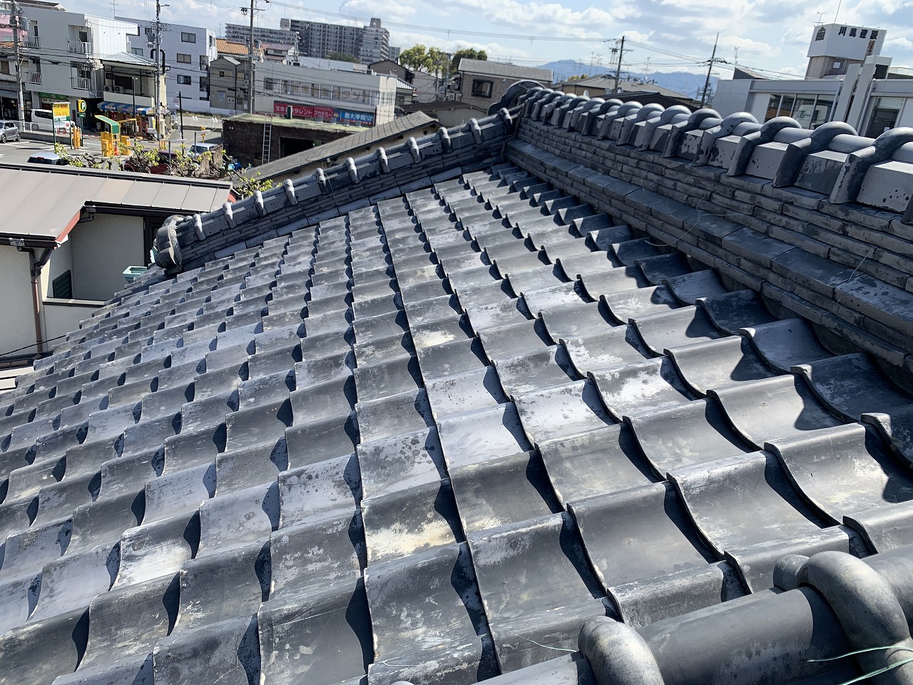 入母屋屋根の平部の瓦にはズレがありません。