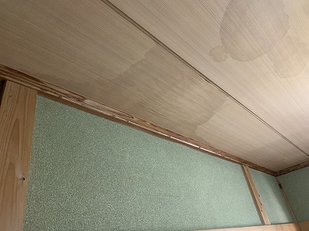 雨漏りお起こしている天井を確認します。