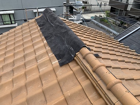 粘着シートで棟が覆われてます。