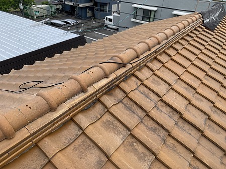 奥の方の棟のノシ瓦は崩れてないようです。