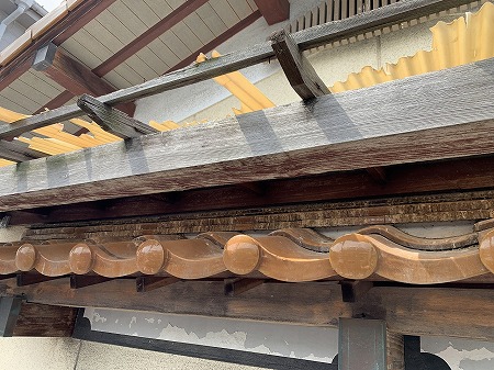 庇瓦も鳥の糞で汚れています。