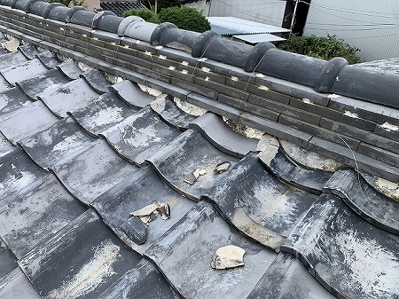 棟の面戸漆喰が剥がれています。