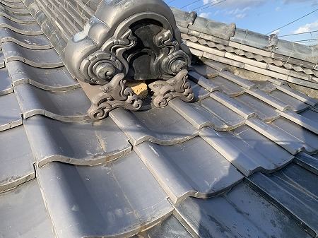 降り棟鬼瓦先の面戸瓦欠損