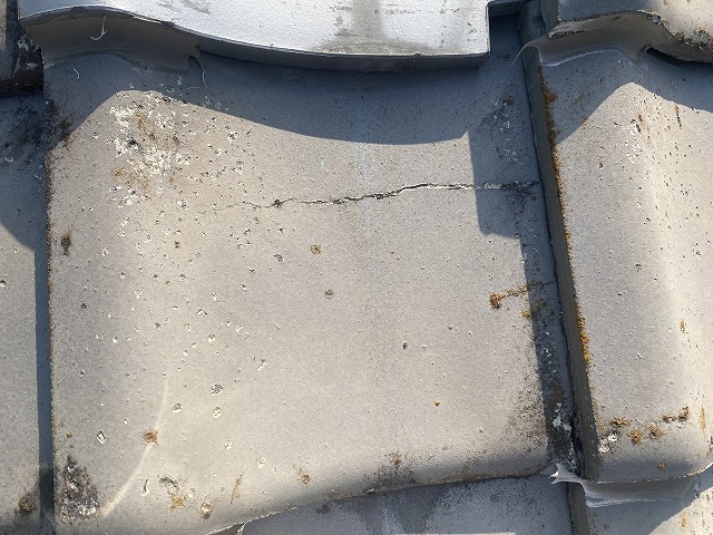 瓦ひび割れ　大東市