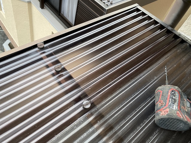 波板貼り　寝屋川市