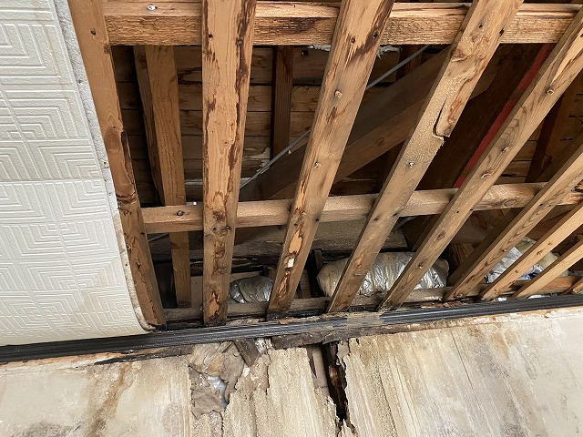 雨漏り天井剥がれ　門真市