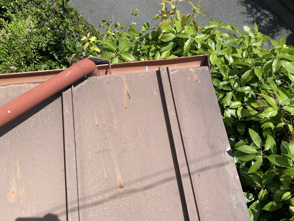 錆びた瓦棒屋根の表面