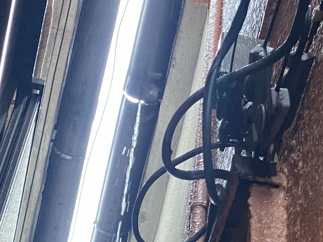 ずれた軒樋の継ぎ目