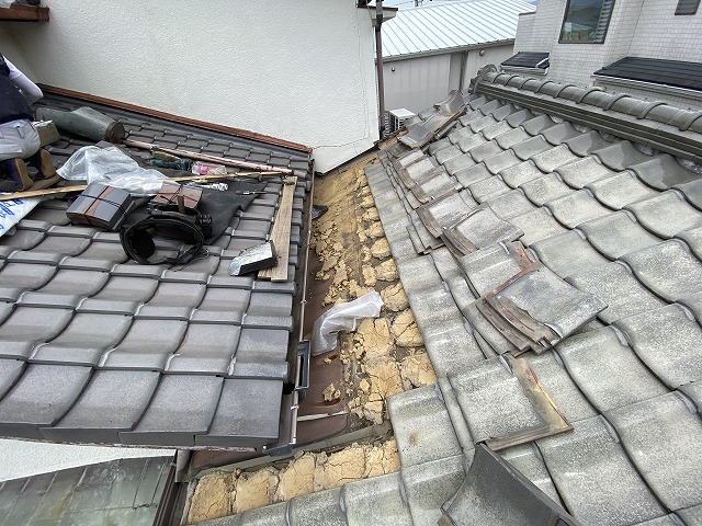 谷板金撤去作業中