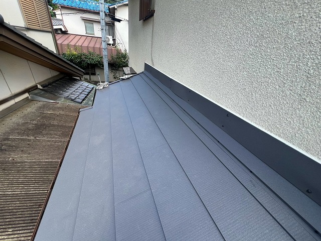 下屋根完成　交野市