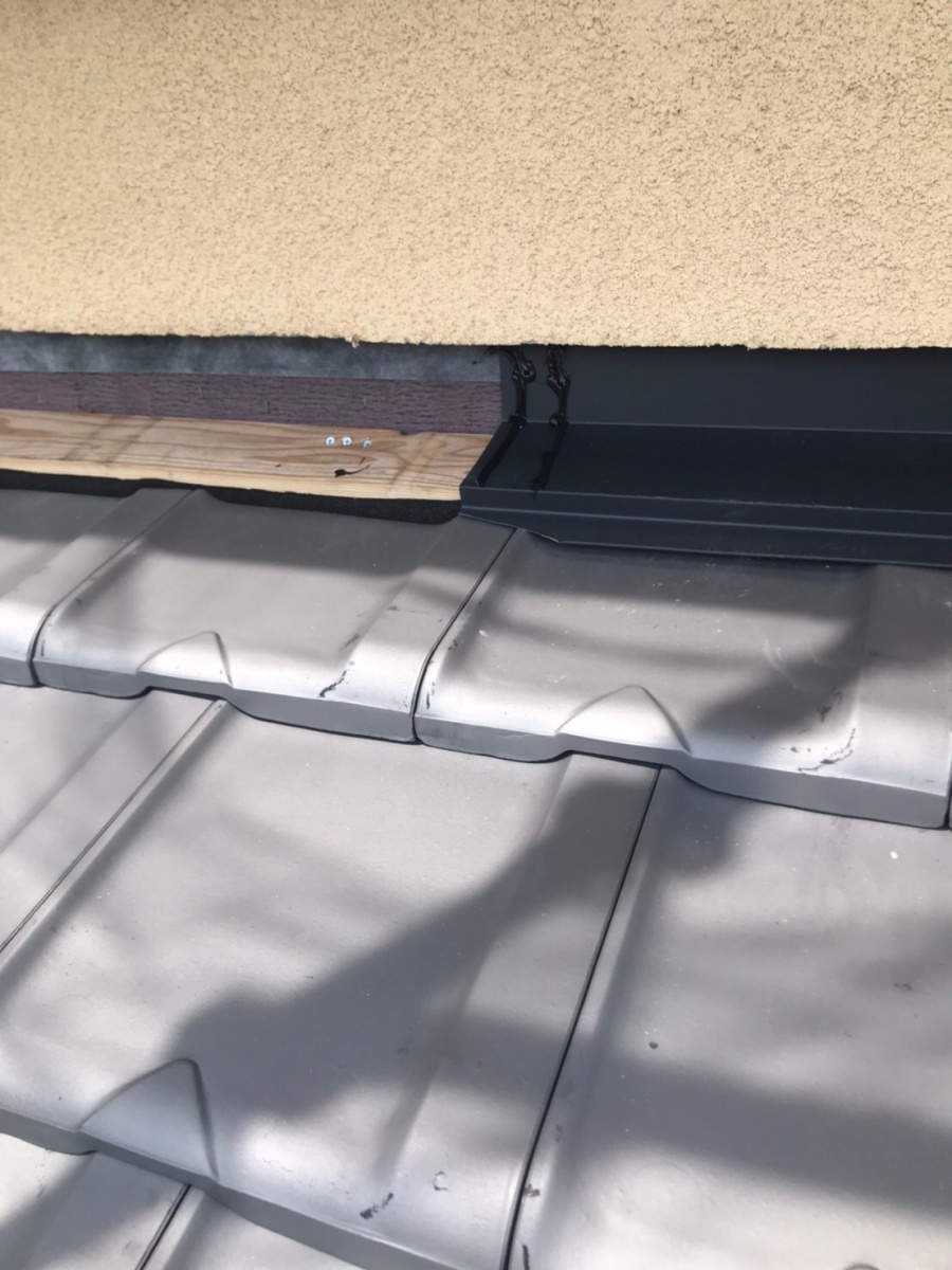 壁際の雨押え板金と取り付けていきます。