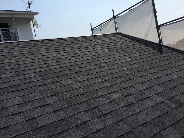 リッジウェイを葺上げて棟仕舞をして完成です。