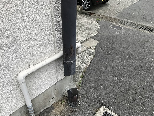 たて樋が割れています。