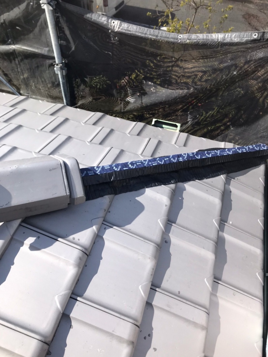 隅棟の完全乾式工法です。