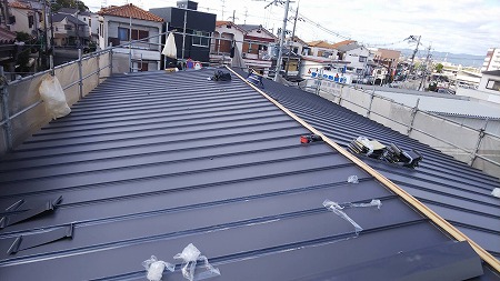 立平板金を葺き上げて、嵌合部を保護するビニールを外していきます。