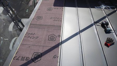 立平板金を葺上げていきます。