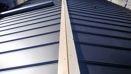 棟包板金を留めつける、下地木をビスで取り付けます。