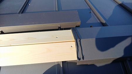 棟包板金の結合部は2乗コーキングで、防水＆接着です。