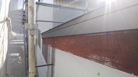 2重野地になって上がった分、ケラバの小口も板金でカバーします。