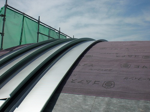 円形屋根にガルバリウム鋼板を上げます。