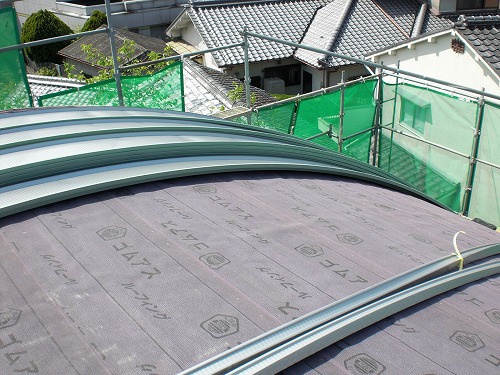 ガルバリム鋼鈑を湾曲した屋根に貼ります。