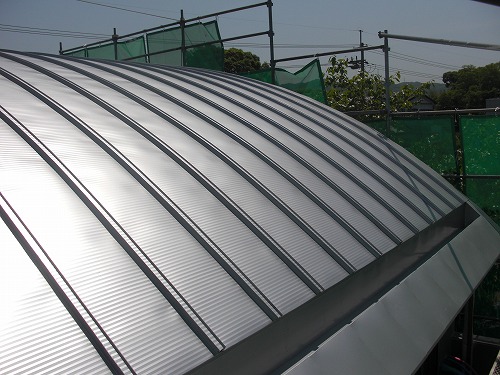 樋は屋根途中にある内樋式