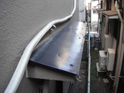 板金庇に凹みができてしまっています