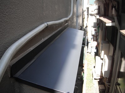 壁際にも板金を取り付け