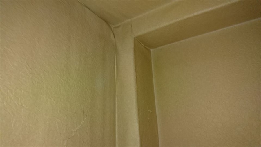 雨漏り箇所、3階から2階の階段横クロス