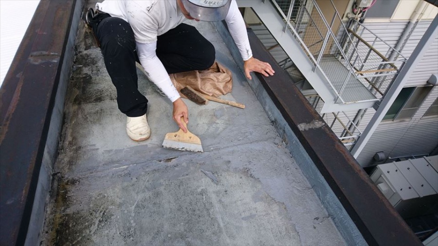 シートを敷く前に掃除と浮いた部分を削ぎます