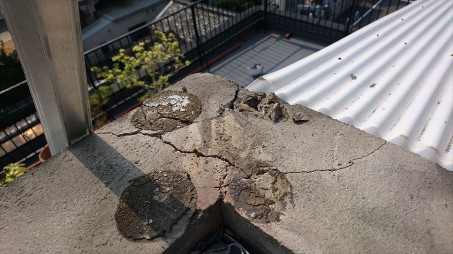 笠木のモルタルにはヒビが入っていました