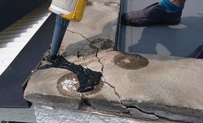 笠木部モルタルの割れ部分をコーキングします