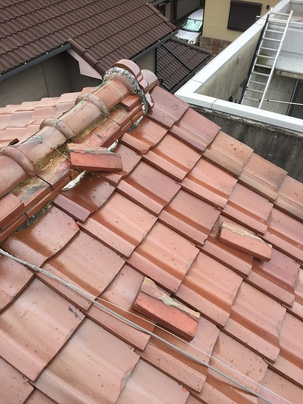 棟のノシ瓦が崩れています。