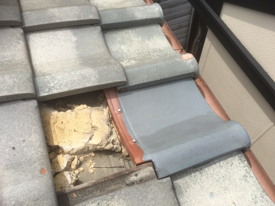 万十瓦（まんじゅうかわら）のずれ補修工事