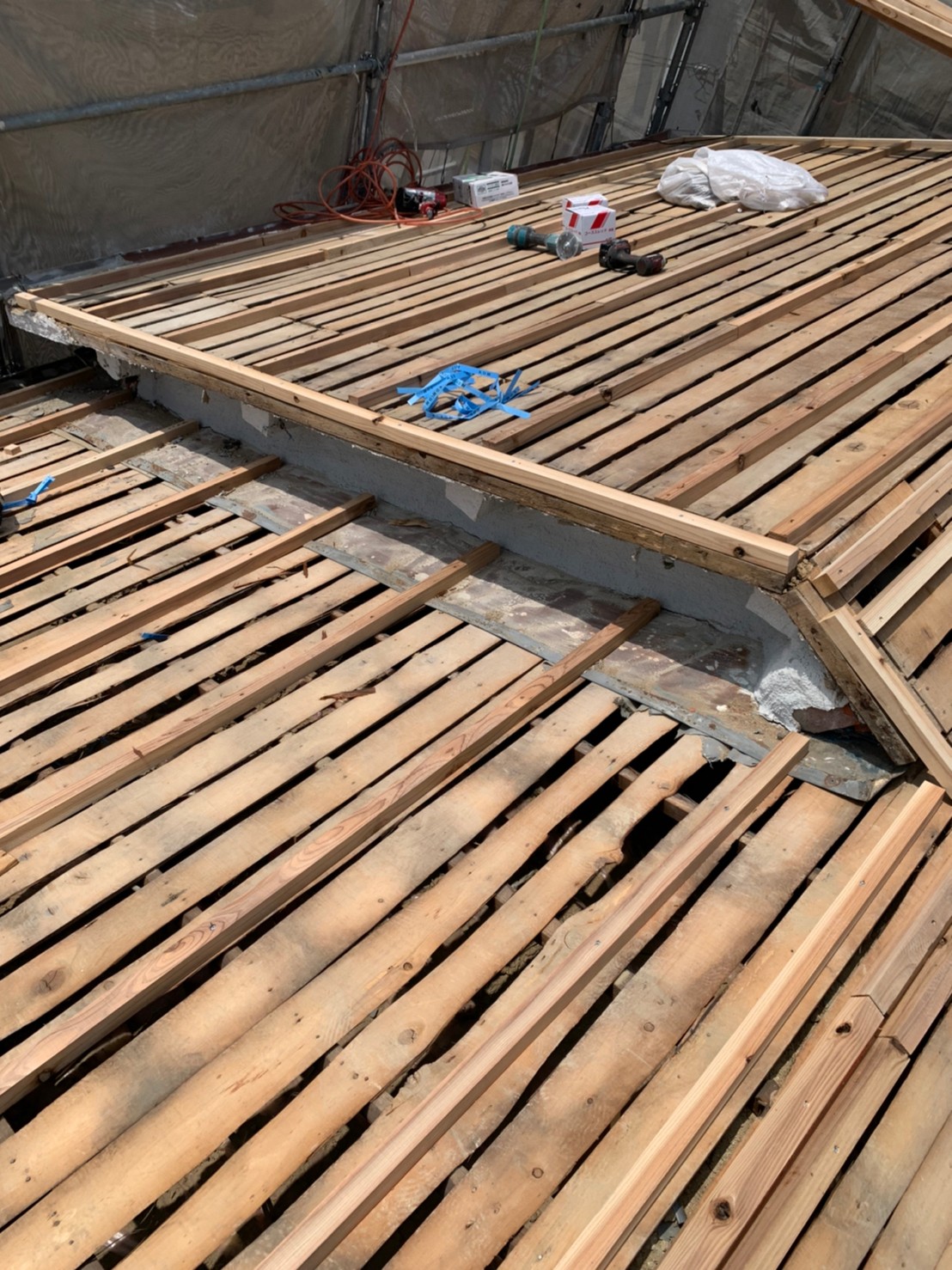 合板と留めつける角材を打ちます。