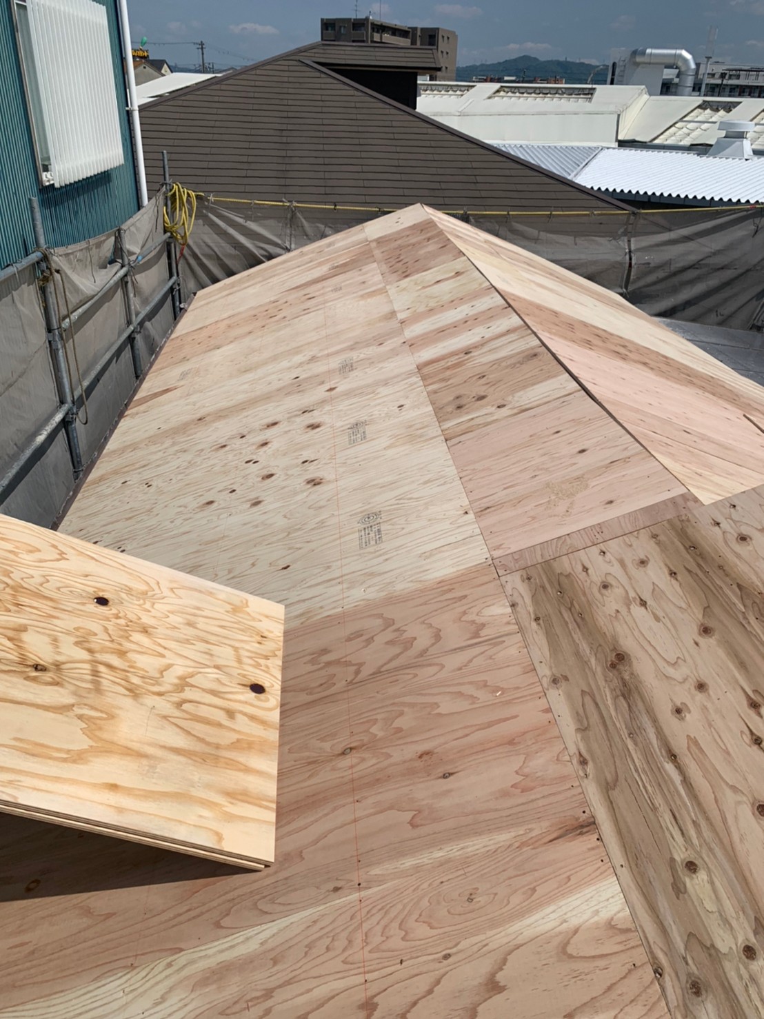 既存の野地の上に合板の野地を作ります。