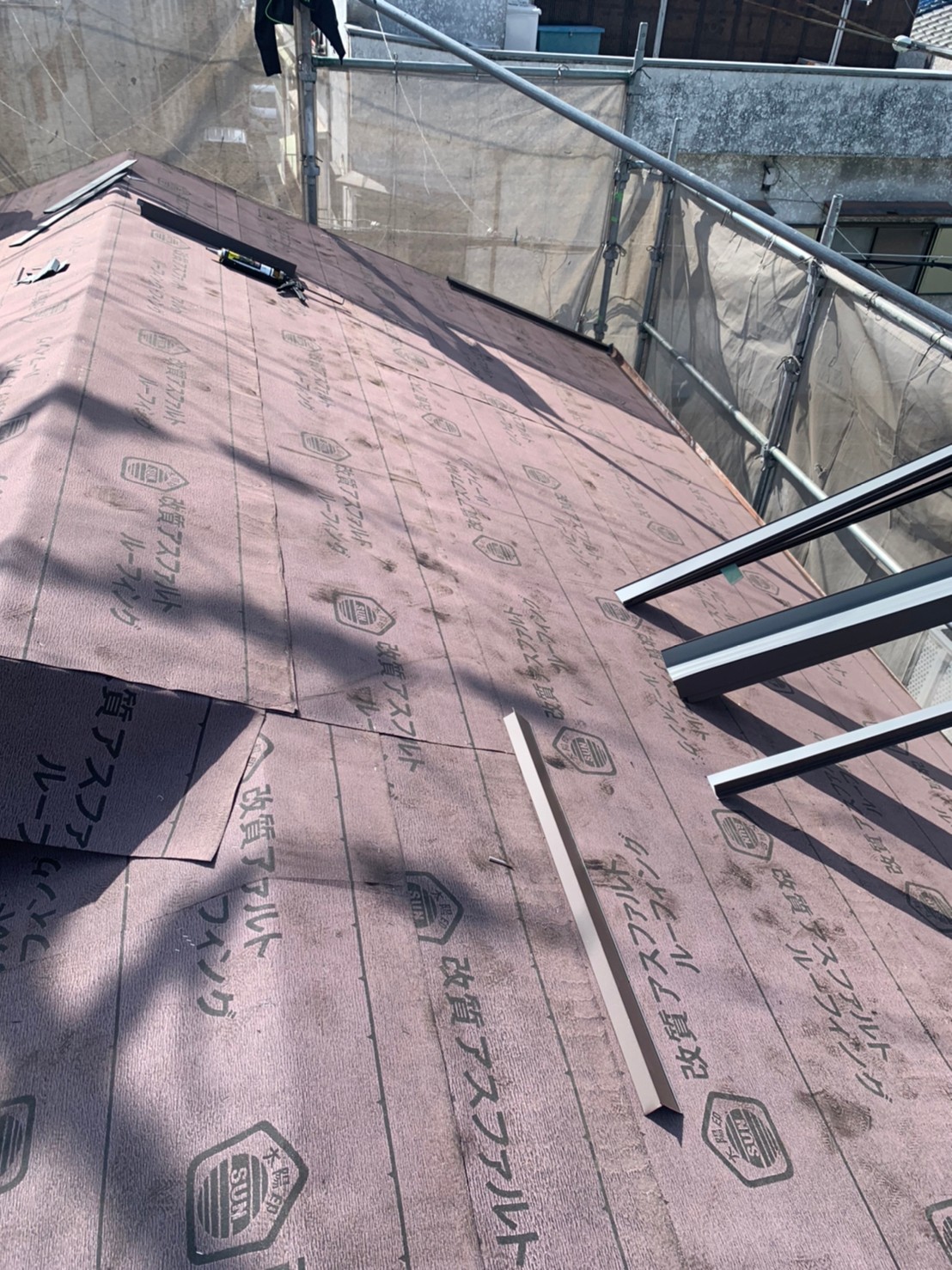 新たな下葺材としてゴムアスルーフィングを貼ります。