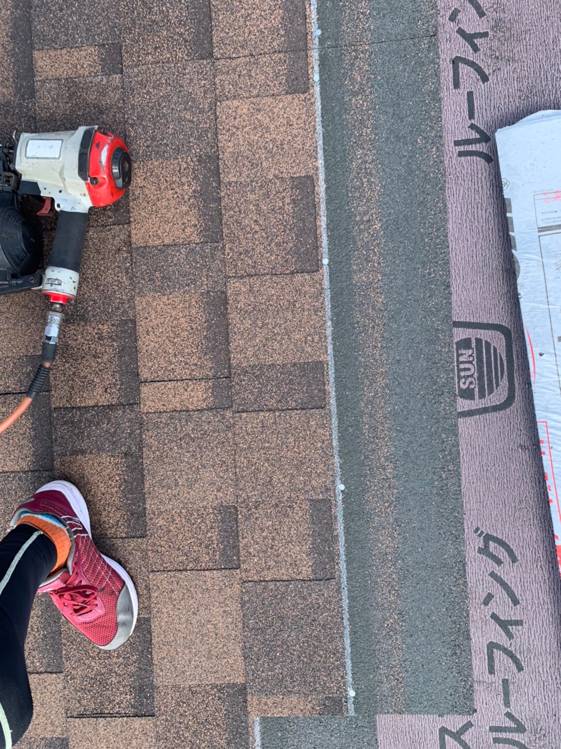 屋根材のリッジウェイを葺き上げていきます。