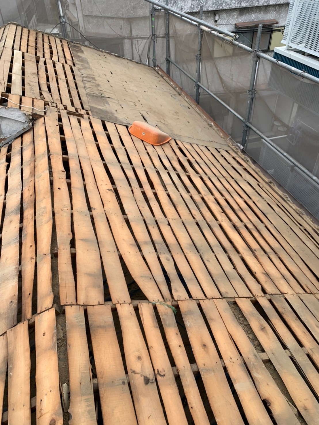 瓦と土を取り除くとバラ板野地が見えてきます。