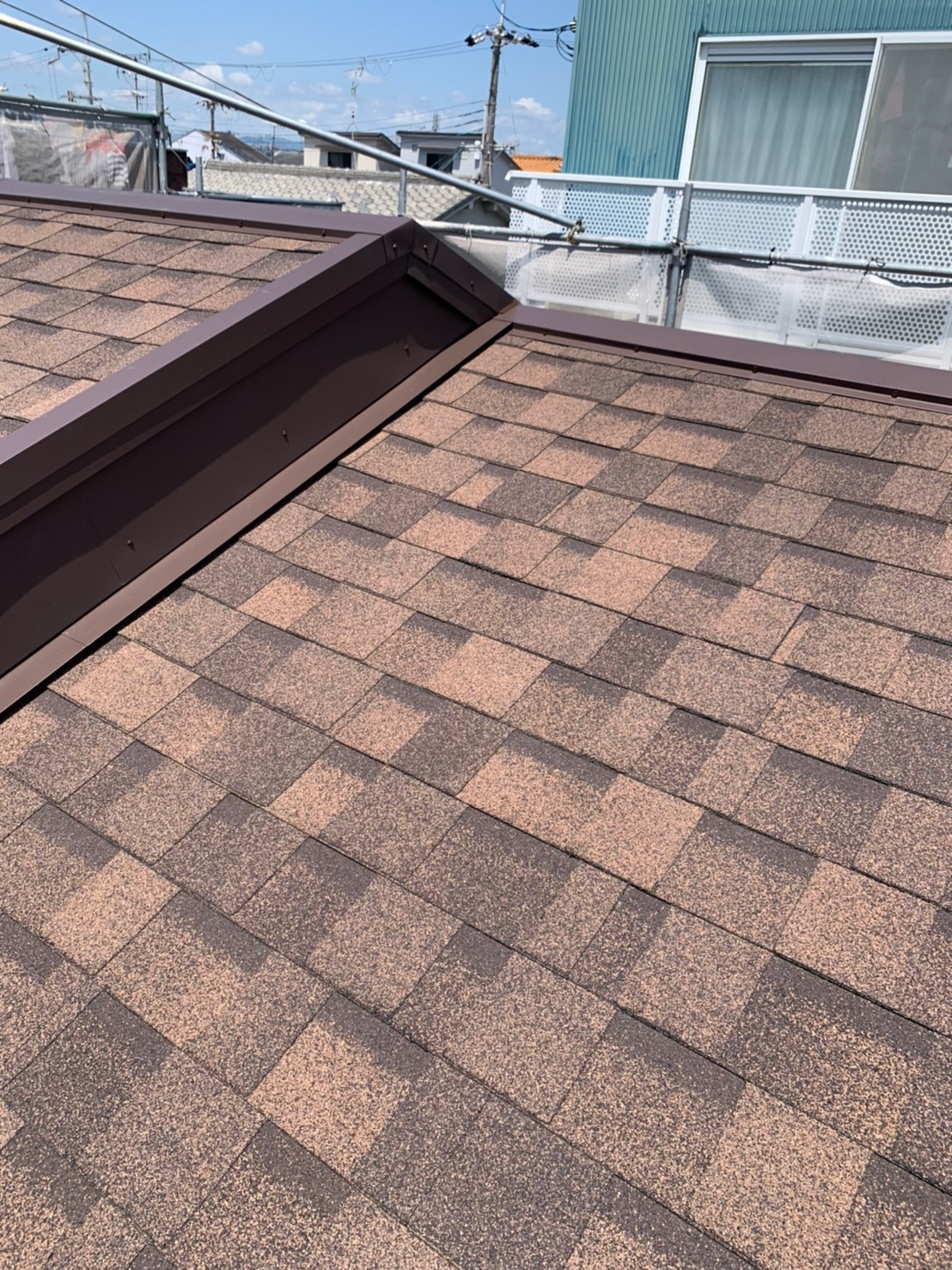 棟違い部分のすき間も鋼板でカバーをしました。