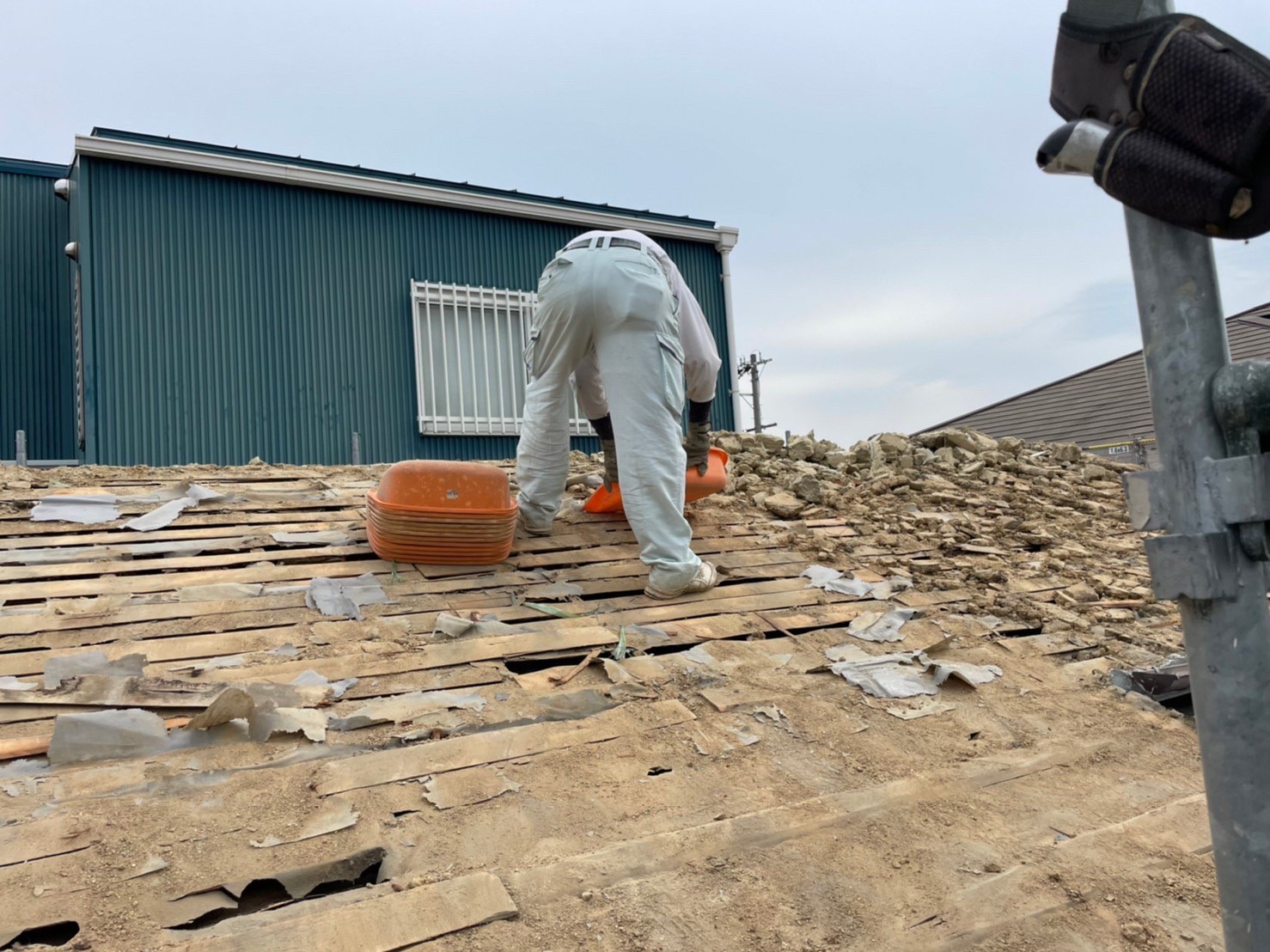 瓦下の土もすべて取り除いて行きます。