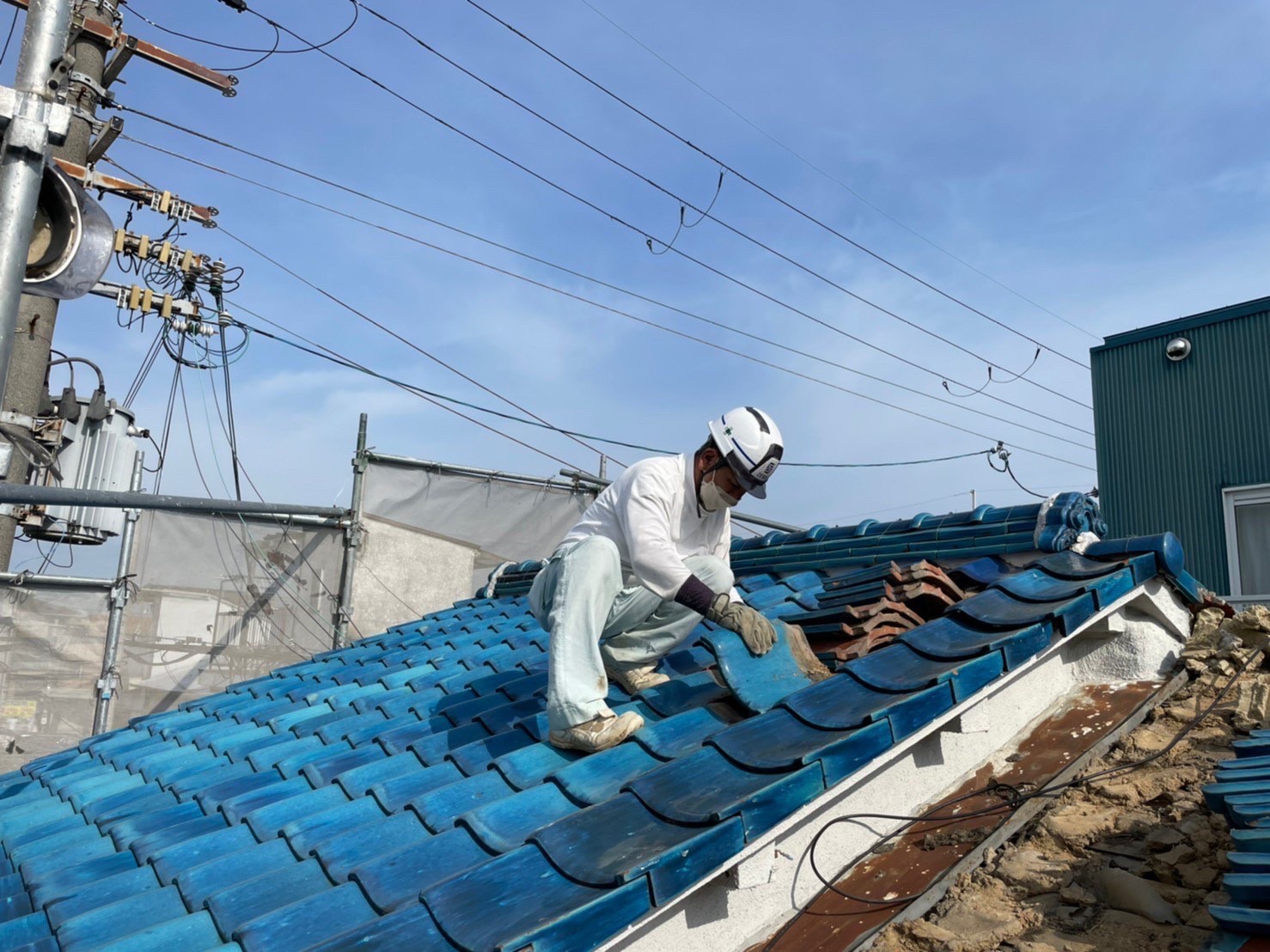 瓦をめくっていきます