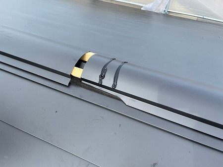 棟板金下地の取り付け