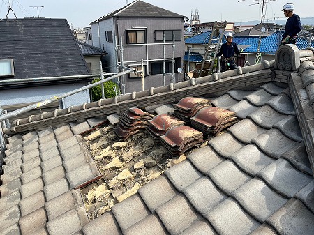 瓦を外すと土が見えます。