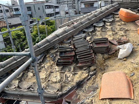 桟瓦を外します。