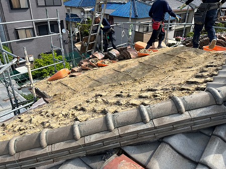 土も手作業で集めます。