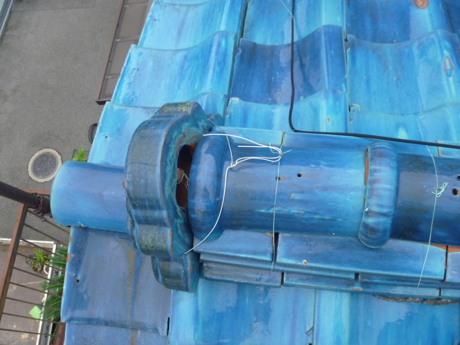 鬼瓦がこけて落下しそうです