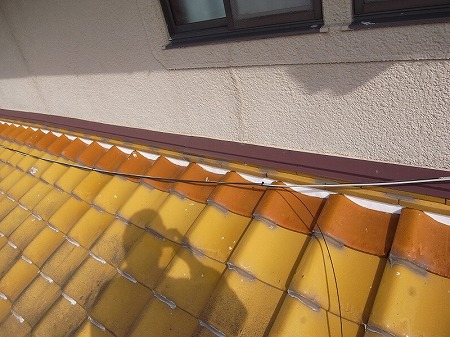 壁際の瓦の色違いの瓦